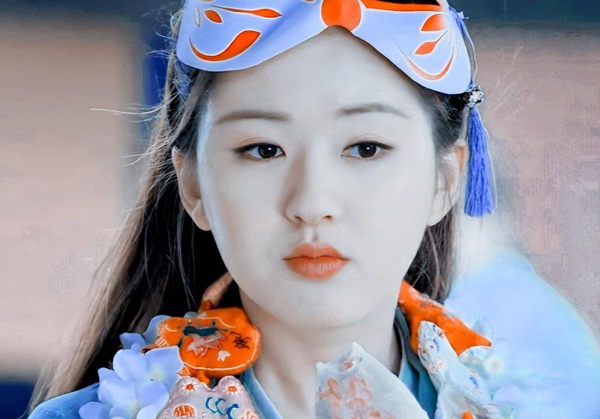 赵露思现身米兰时装周，穿肚兜、脚踩驴蹄子鞋，生图下身材五五开 1