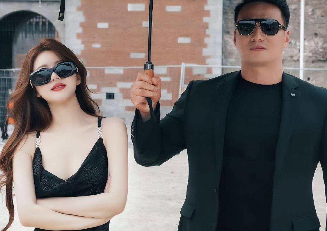 赵露思现身米兰时装周，穿肚兜、脚踩驴蹄子鞋，生图下身材五五开 8